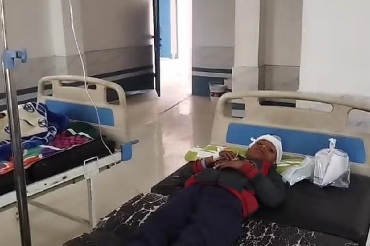Muzaffarpur News: छात्रों से भरी स्कूल वैन अचानक पलटी, 16 बच्चे चोटिल, एक की हालत गंभीर