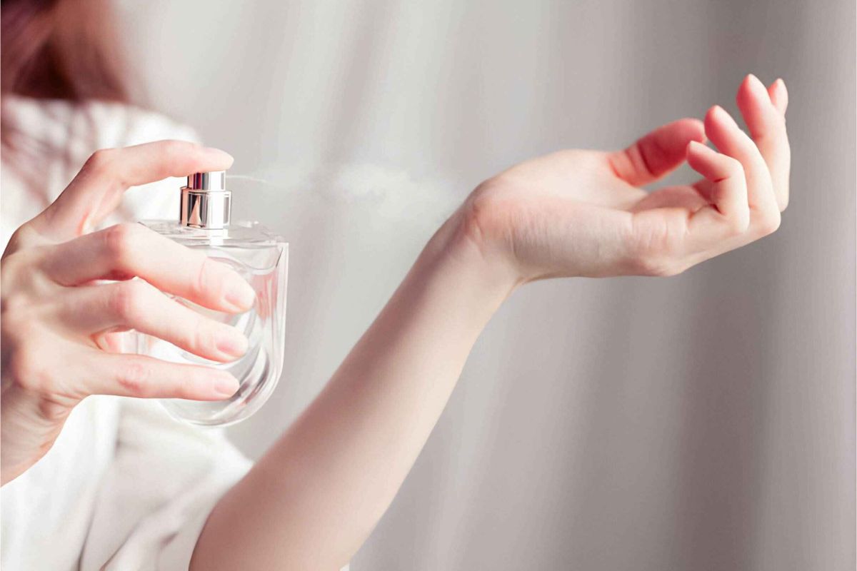Perfume Day Shayari : इश्क की खुशबू… परफ्यूम डे पर भेजें ये मजेदार शायरी और कोट्स