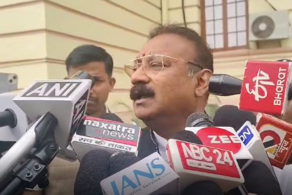 विधानसभा के बाहर पत्रकारों से बात करते चौधरी