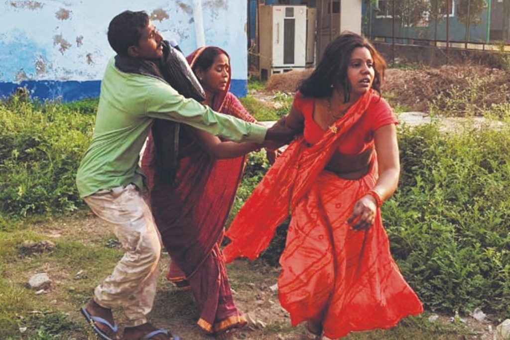बेटे का शव देखकर बेसुध हुई मां