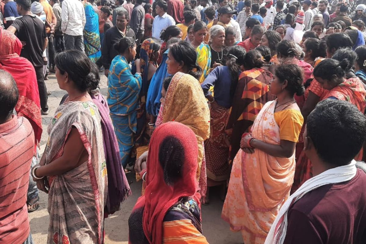 Road Accident: रामगढ़ में हाइवा चालक ने बाइक सवार को रौंदा, आक्रोशित ग्रामीणों ने की सड़क जाम