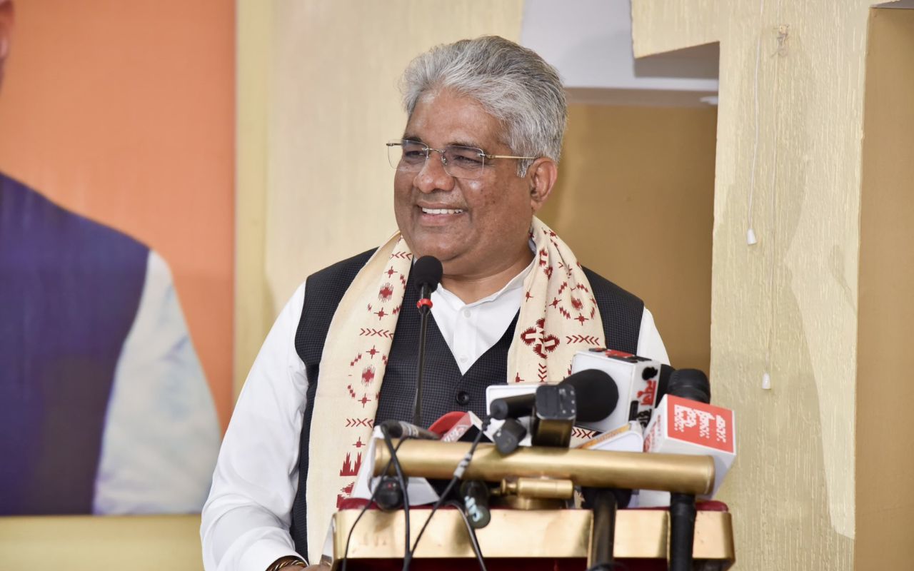 Bihar Politics: ‘पहले हमारे खिलाफ थे, अब एक-दूसरे के खिलाफ’, पटना पहुंचे मोदी के मंत्री ने महागठबंधन पर कसा तंज