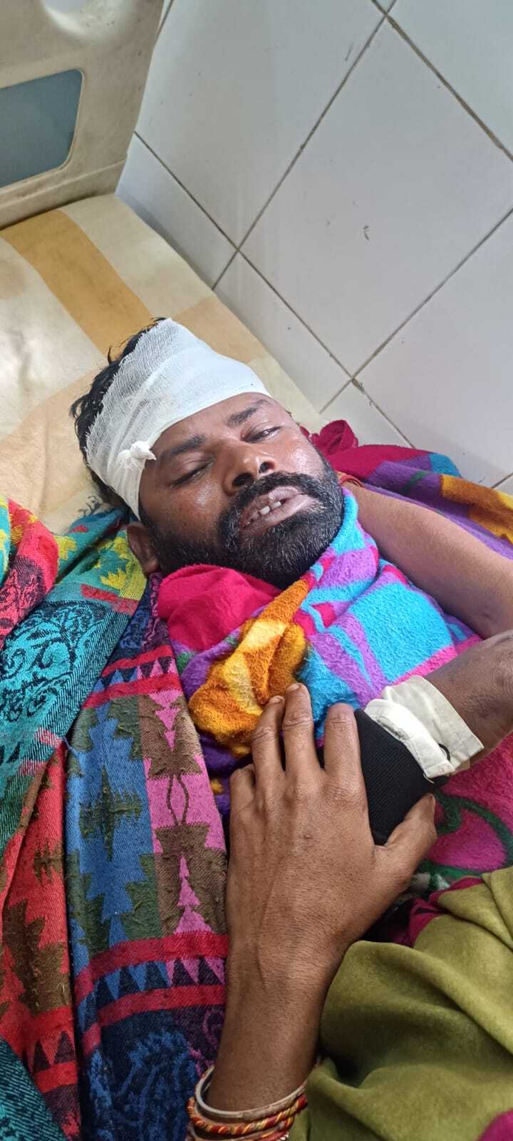 ऑटो व बाइक की सीधी टक्कर में बाइक चालक जख्मी