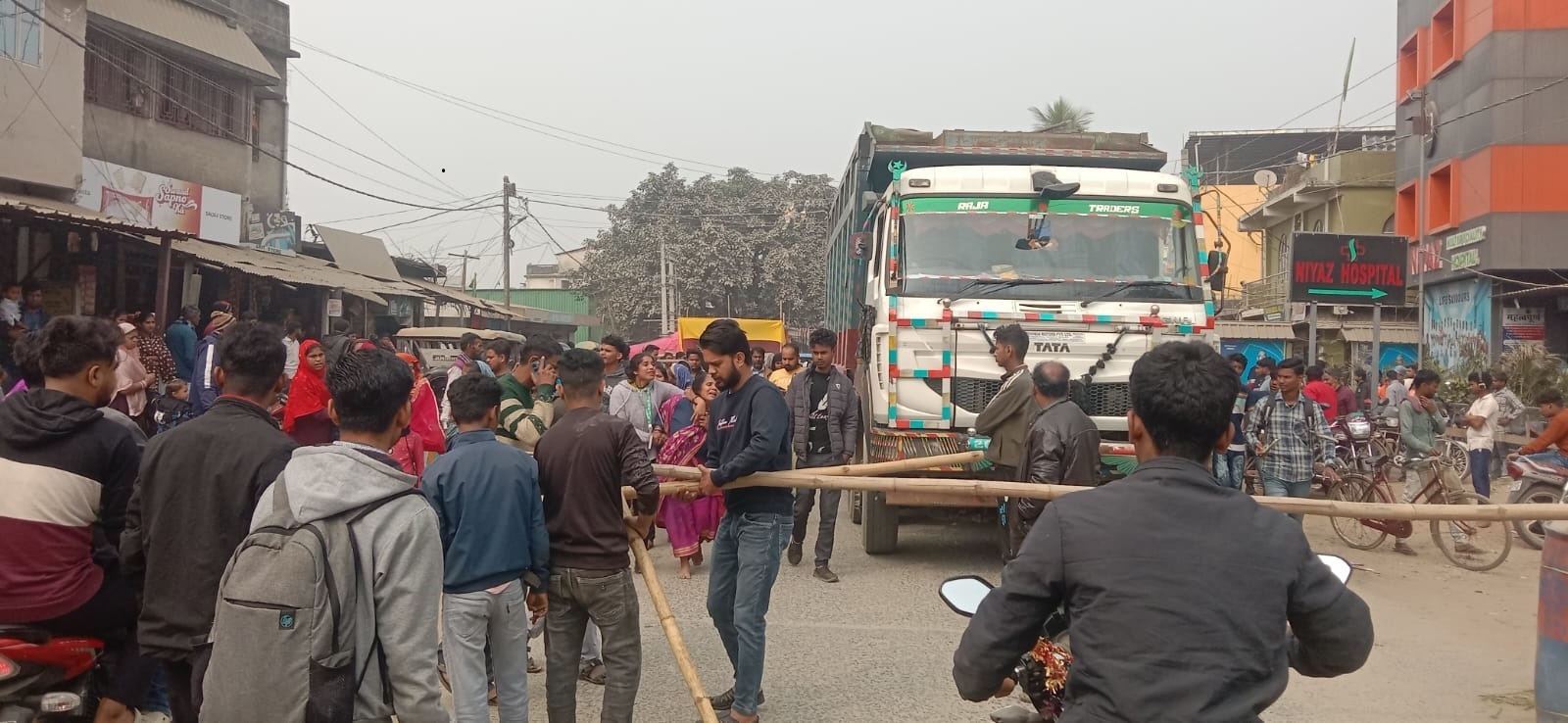 बालू लदे डंपर की ठोकर से बुजुर्ग घायल, आक्रोशित लोगों ने किया सड़क जाम