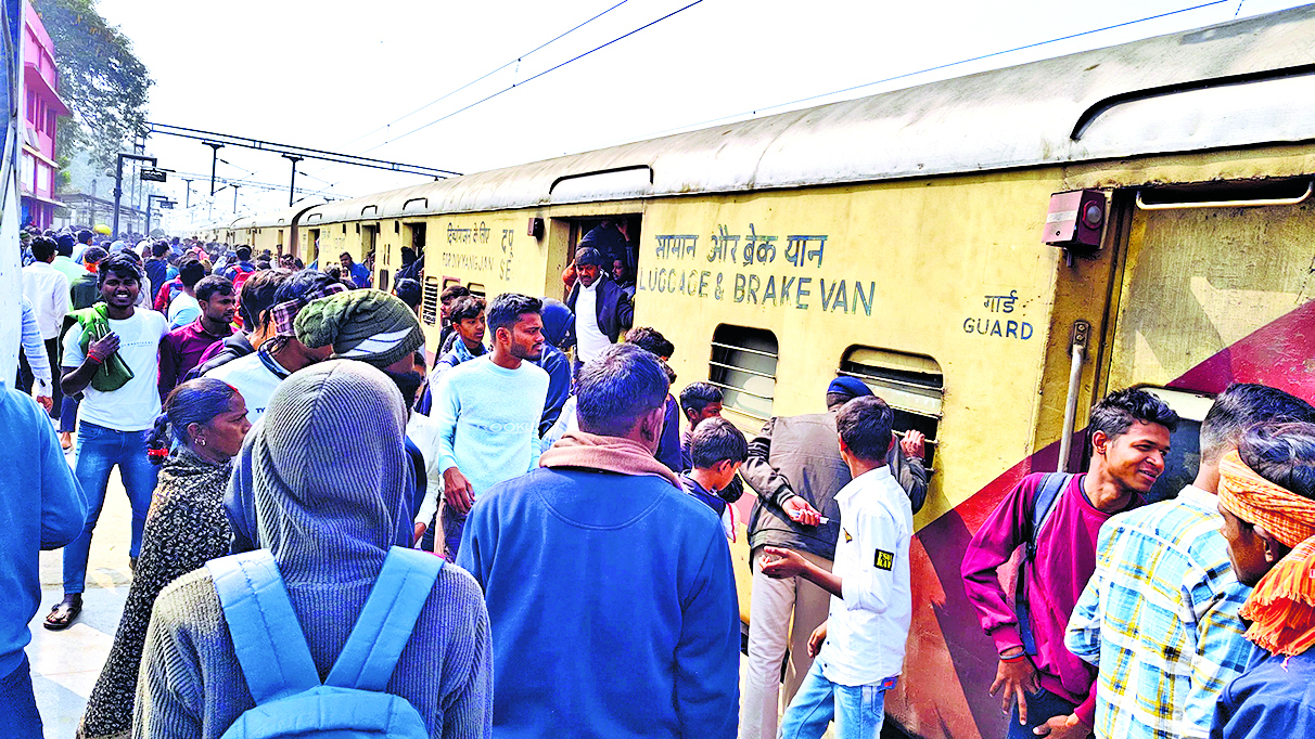 पीजी रेलखंड की ट्रेनों में भीड़ के कारण यात्रा करना हुआ मुश्किल