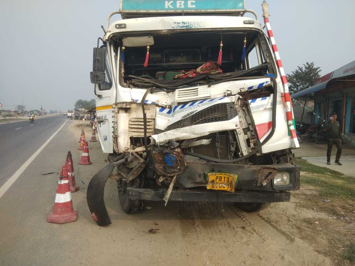 सड़क दुर्घटना में ट्रक क्षतिग्रस्त, चालक घायल