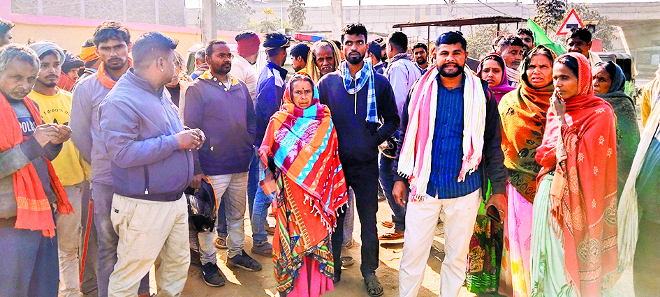 फायरिंग और मारपीट में तीन जख्मी, थाने का घेराव