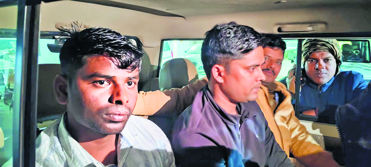 Patna News : रिटायर्ड अभियंता से 50 हजार रुपये रिश्वत लेते रूपसपुर थाने के दो दारोगा गिरफ्तार