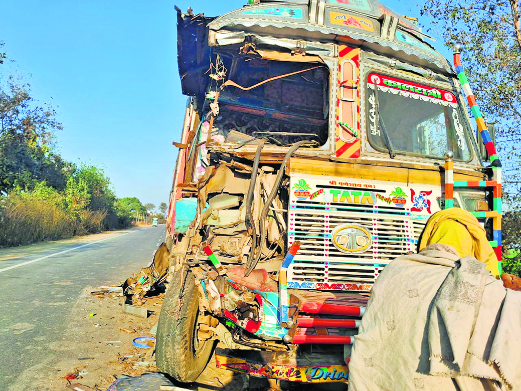 डंपर व ट्रक की भिड़ंत में ट्रक चालक की मौत