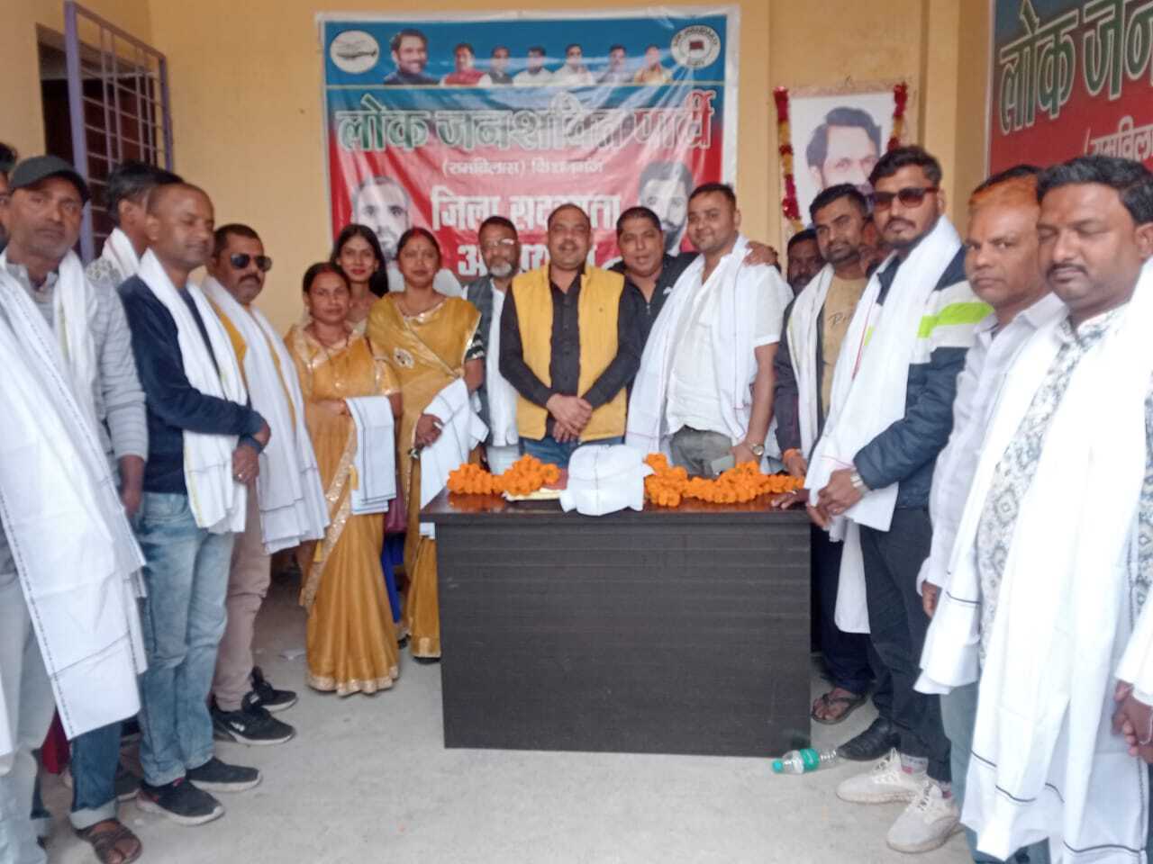 लोजपा आर की समीक्षा बैठक में बूथ कमिटि से लेकर जिला कमेटी के कार्य की हुई समीक्षा