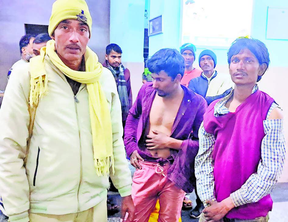 चोरी कर रहे सगे भाइयों को स्थानीय लोगों ने पकड़ की जमकर धुनाई