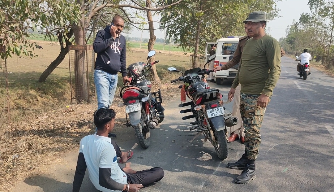 दो अलग-अलग जगहों पर सड़क दुर्घटना में तीन जख्मी