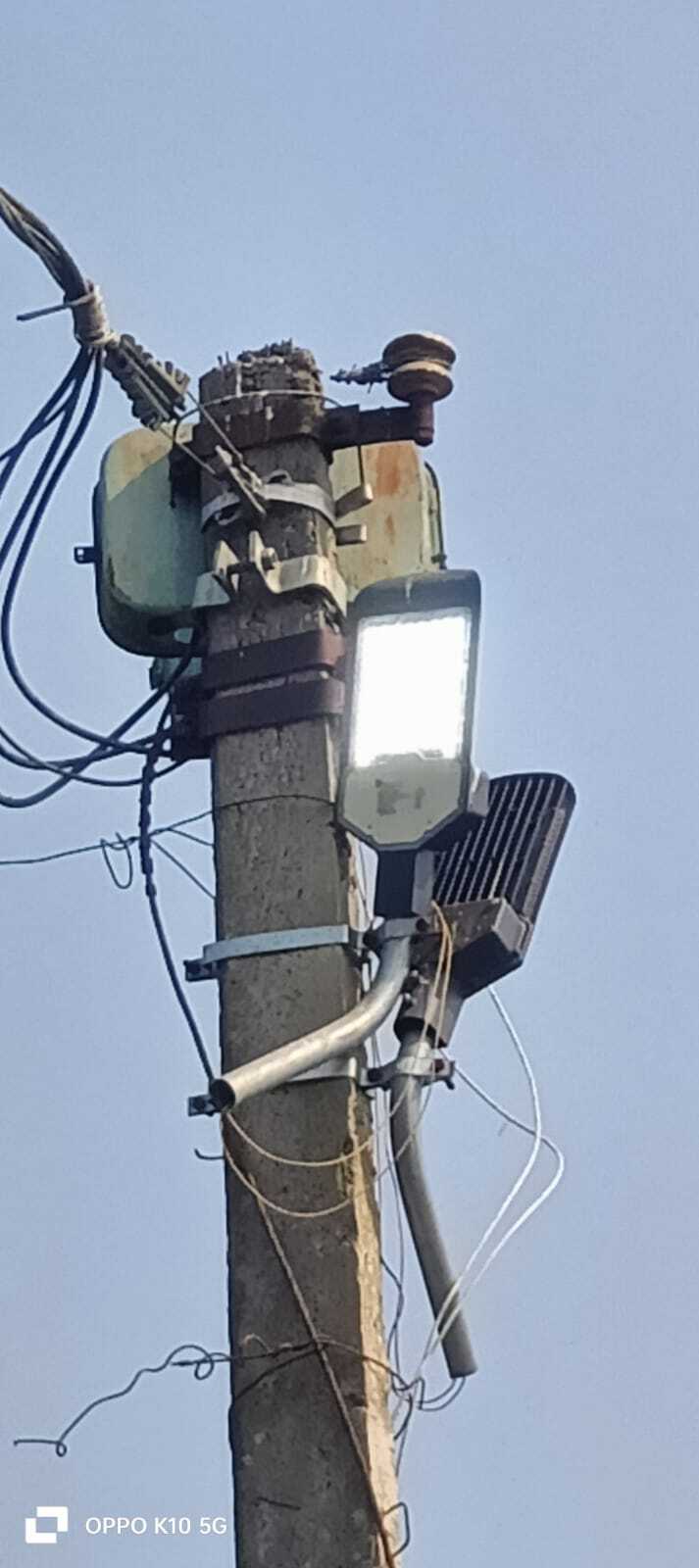 उदाकिशुनगंज नगर परिषद क्षेत्र में दिन में भी जलती है स्ट्रीट लाइट