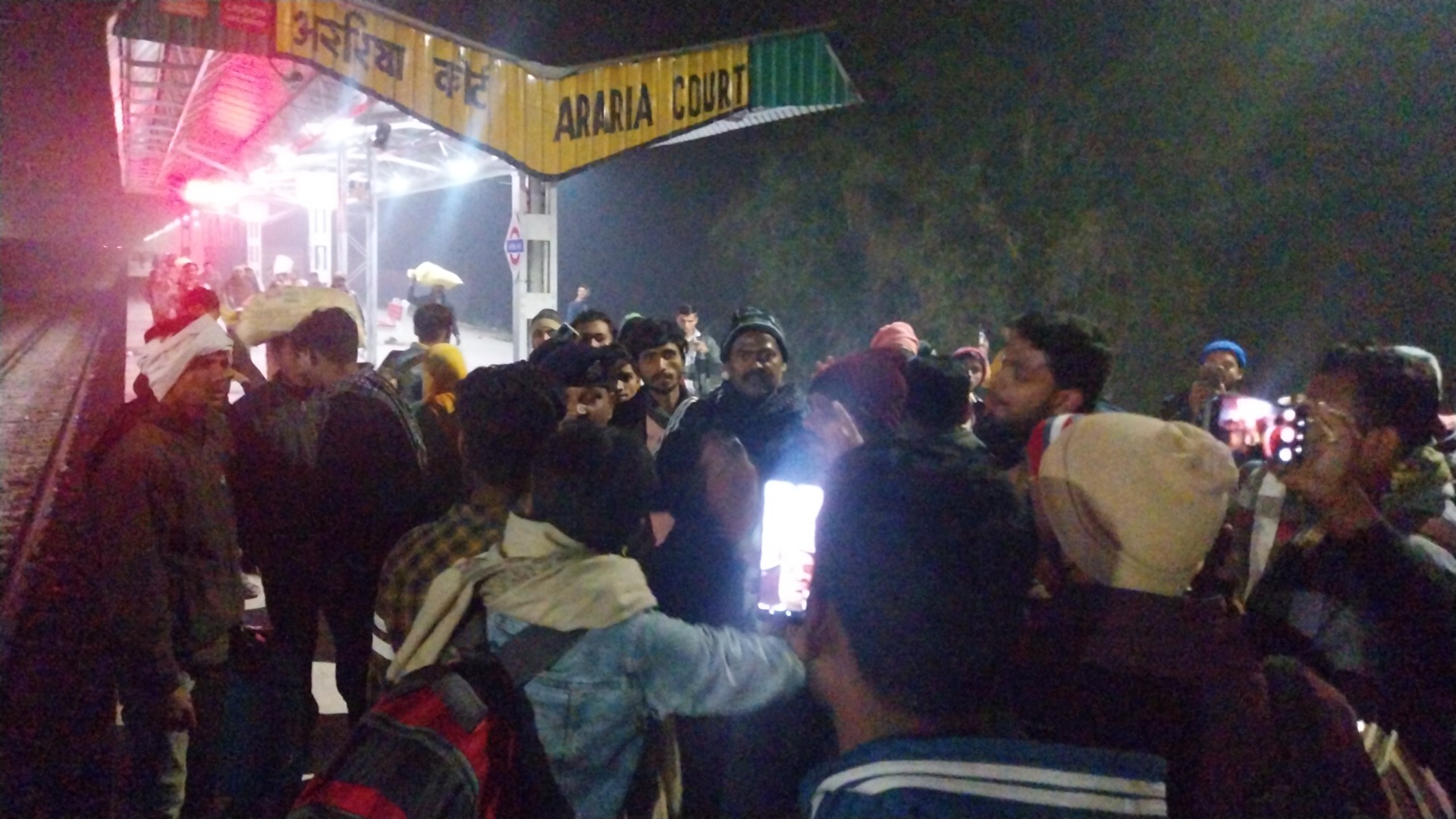 सीमांचल एक्सप्रेस में भीड़ व बोगी लॉक रहने के कारण सैकड़ों यात्रियों का छूटा ट्रेन