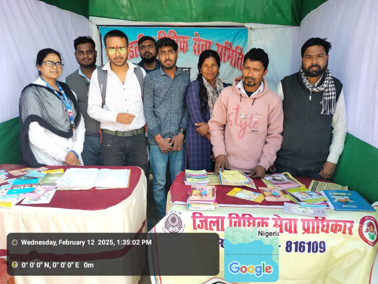 गंगा तट पर विधिक जागरुकता पैम्फलेट का वितरण