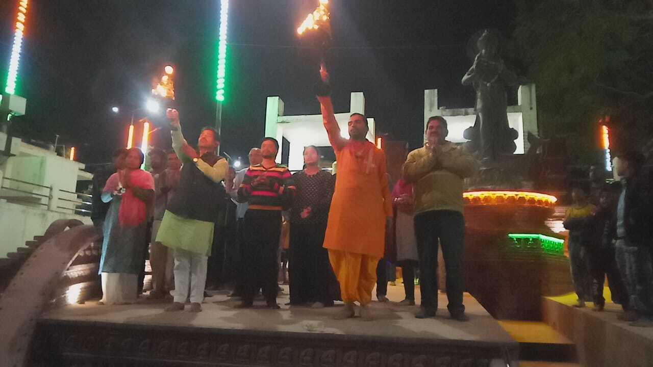 माघी पूर्णिमा : संत रविदास जयंती पर गंगा घाट पर गूंजा “मन चंगा तो कठौती में गंगा