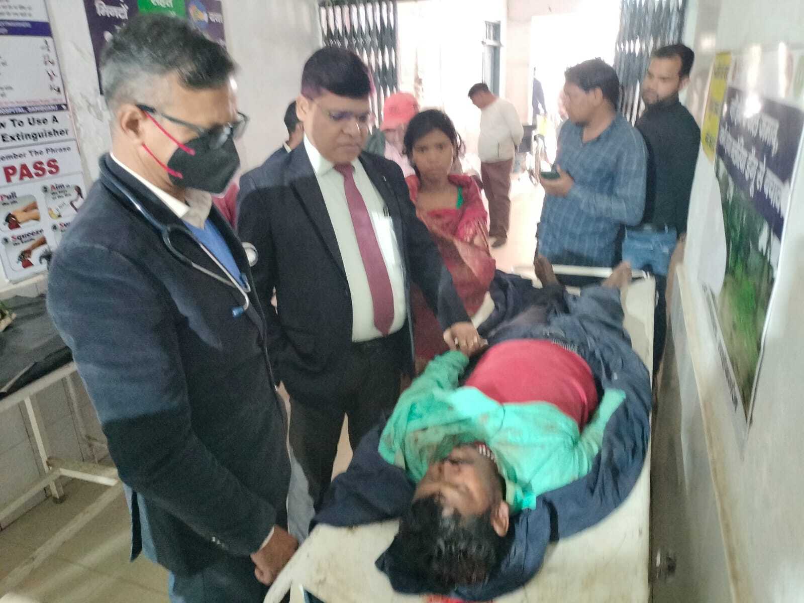 अंतिम संस्कार में शामिल होने जा रहे जा रहे थे लोग, बोरियो में असंतुलित होकर खाई में गिरा ऑटो, दो की मौत, सात घायल