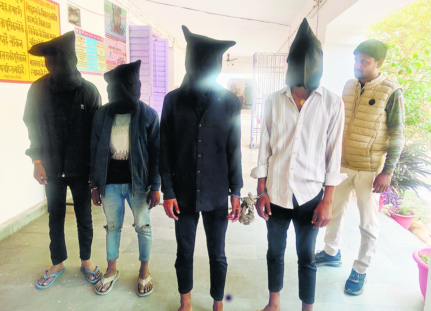 चांदी बाजार में दुकान का शटर काट कर चोरी गये 60 मोबाइल में 37 बरामद, चार गिरफ्तार