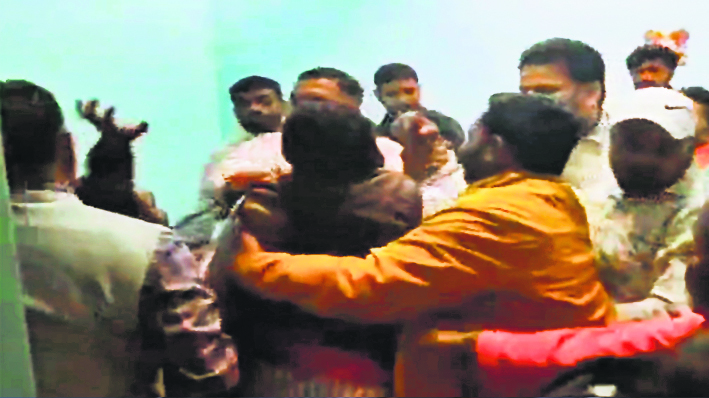 सदर अस्पताल में जल्दी एक्स-रे करने के विवाद में स्वास्थ्यकर्मियों के बीच मारपीट
