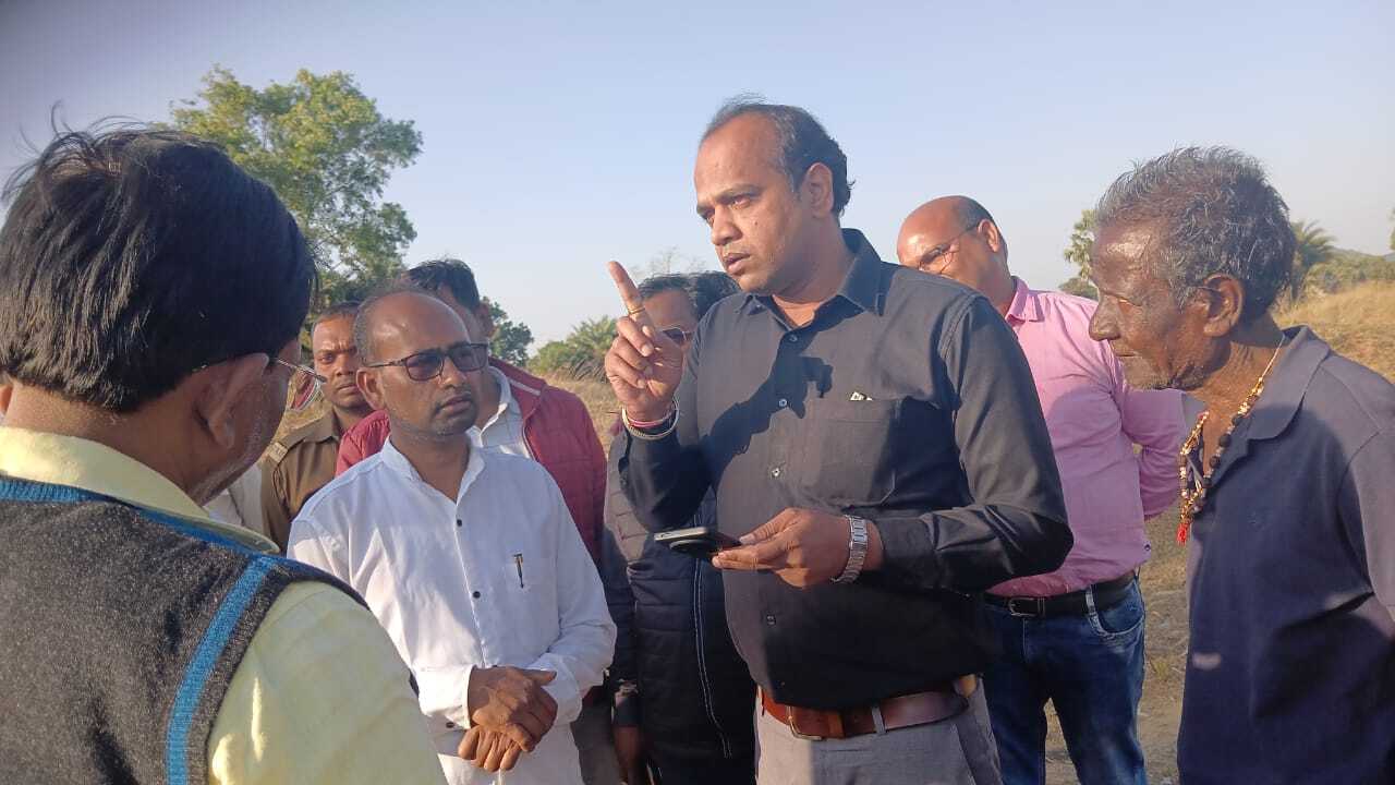 तालाब निर्माण में अनियमितता की शिकायत पर एसडीओ ने की जांच