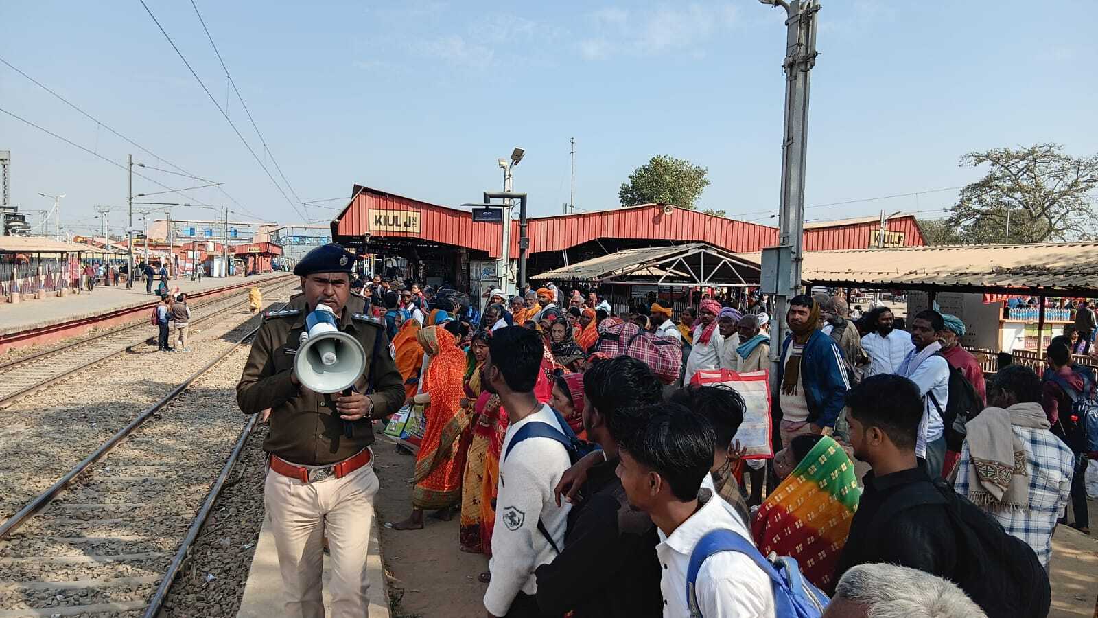 प्रयागराज की ओर जाने वाली ट्रेनों में यात्रियों की भीड़ बरकरार