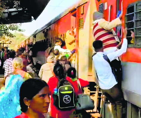 मगध एक्सप्रेस में चढ़ने को लेकर मारामारी, एक जख्मी