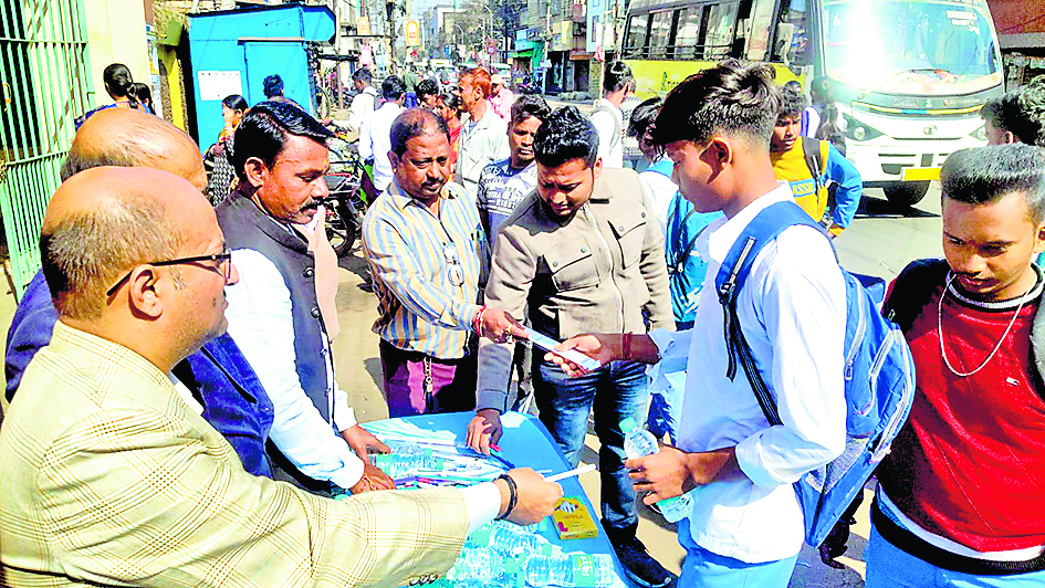 माध्यमिक परीक्षार्थियों को तृणमूल संगठनों का प्रोत्साहन