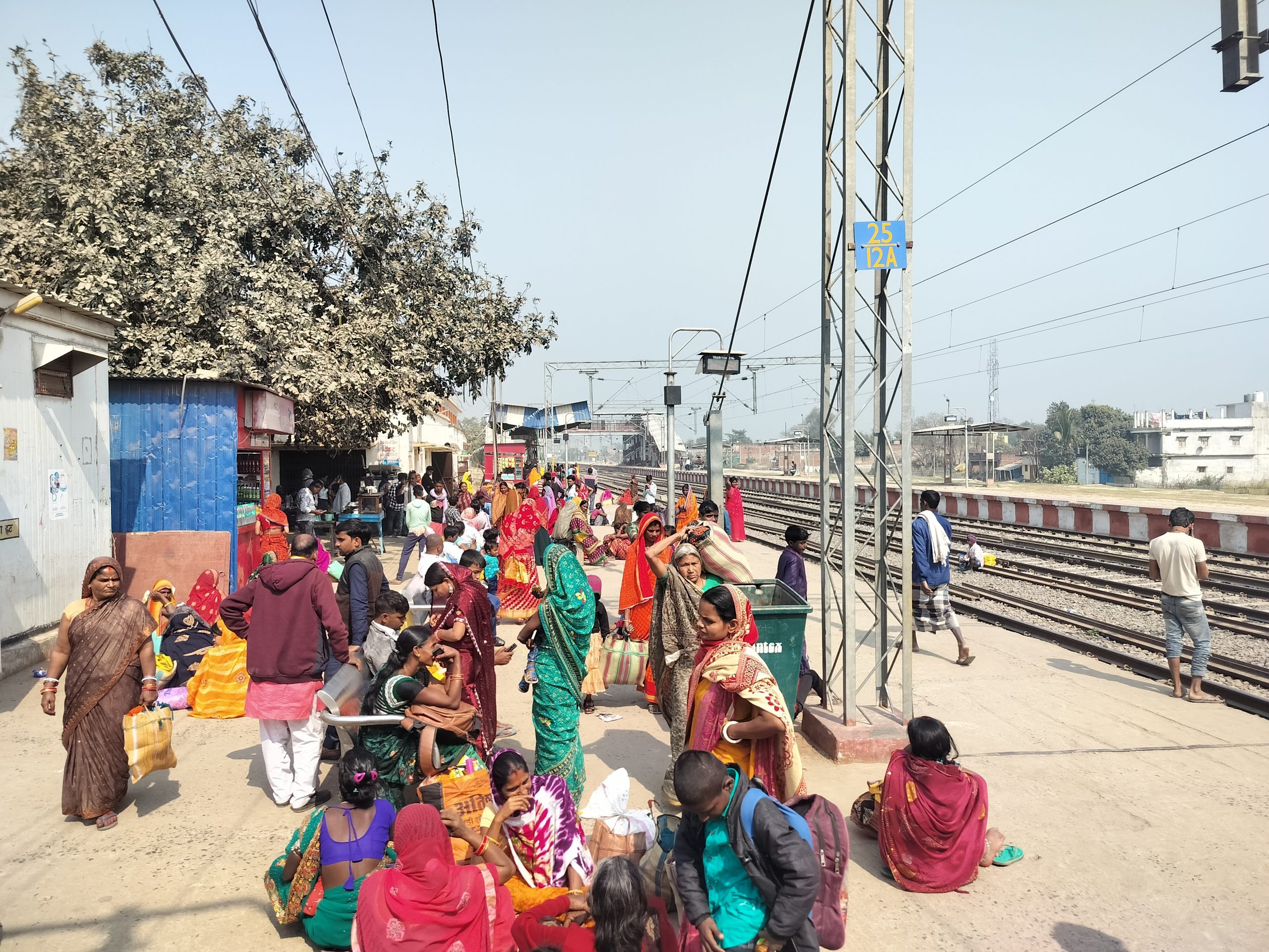 बड़ी संख्या में श्रद्धालु कोसी से जा रहे प्रयागराज