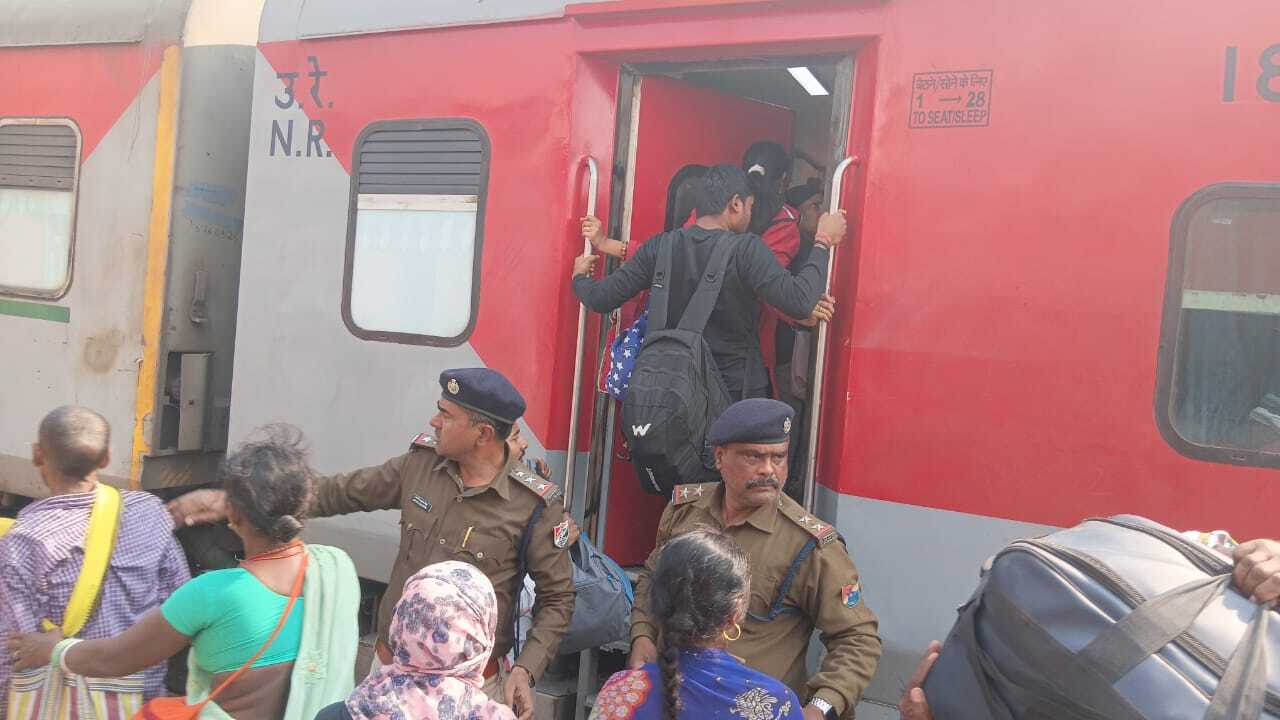 पूर्वा एक्सप्रेस से बेहोशी के अवस्था में उतारे गये यात्री