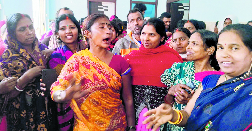 वेतन बढ़ाने की मांग करने गये सदर अस्पताल के सफाईकर्मी से दुर्व्यवहार