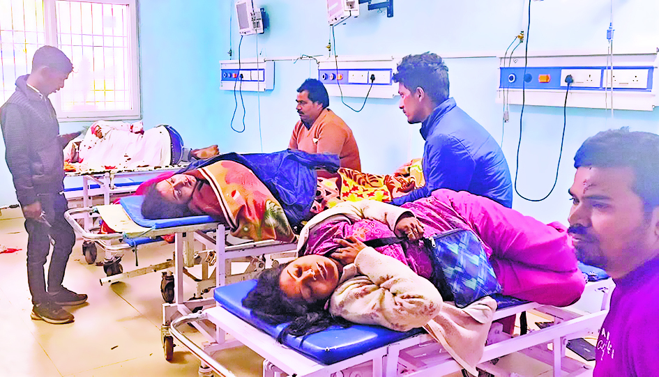 कुंभ से लौट रही स्कॉर्पियो पलटी, दंपती सहित सात लोग जख्मी