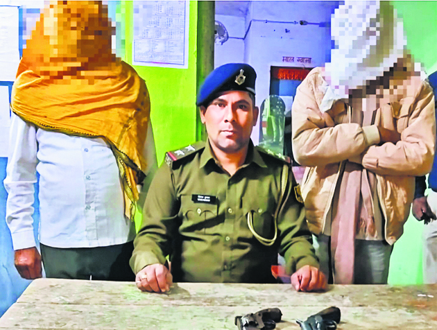चौरी पुलिस ने हथियार के साथ दो धंधेबाजों को पकड़ा