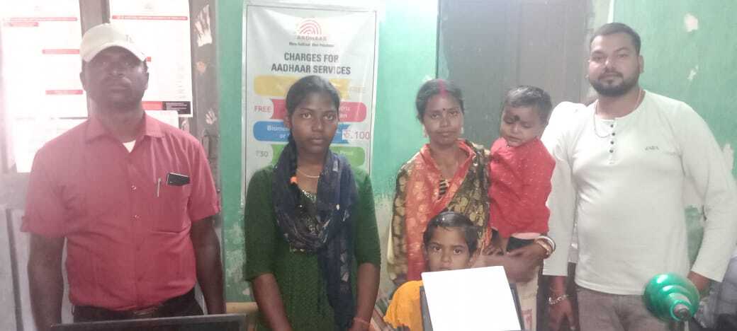 जिले में आधार बनवाना आफत, पंचायत से लेकर जिला मुख्यालय तक भटक रहे हैं लोग