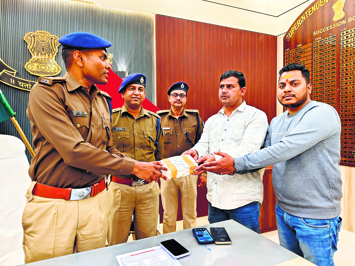 लूटे गये 630 ग्राम सोने के जेवर आभूषण कारीगर को सौंपा गया