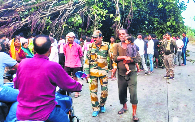 तेज आंधी-पानी से बरगद का पेड़ गिरा, दबकर इ-रिक्शा तहस-नहस