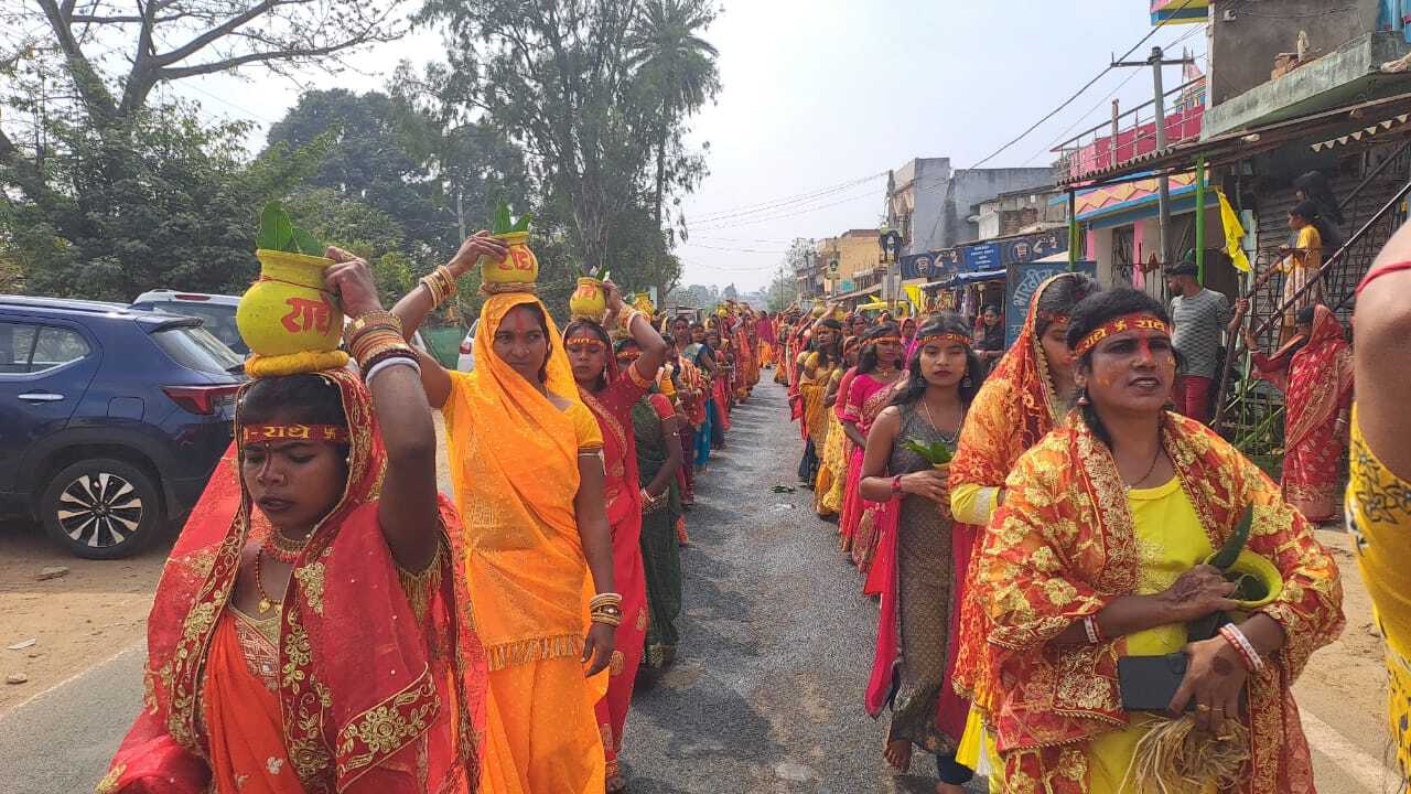 भव्य कलश यात्रा के साथ श्रीमद्भागवत कथा शुरू