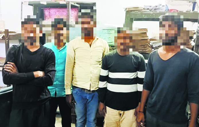 पुलिस ने जुए के अड्डे पर की छापेमारी, पांच लोग गिरफ्तार
