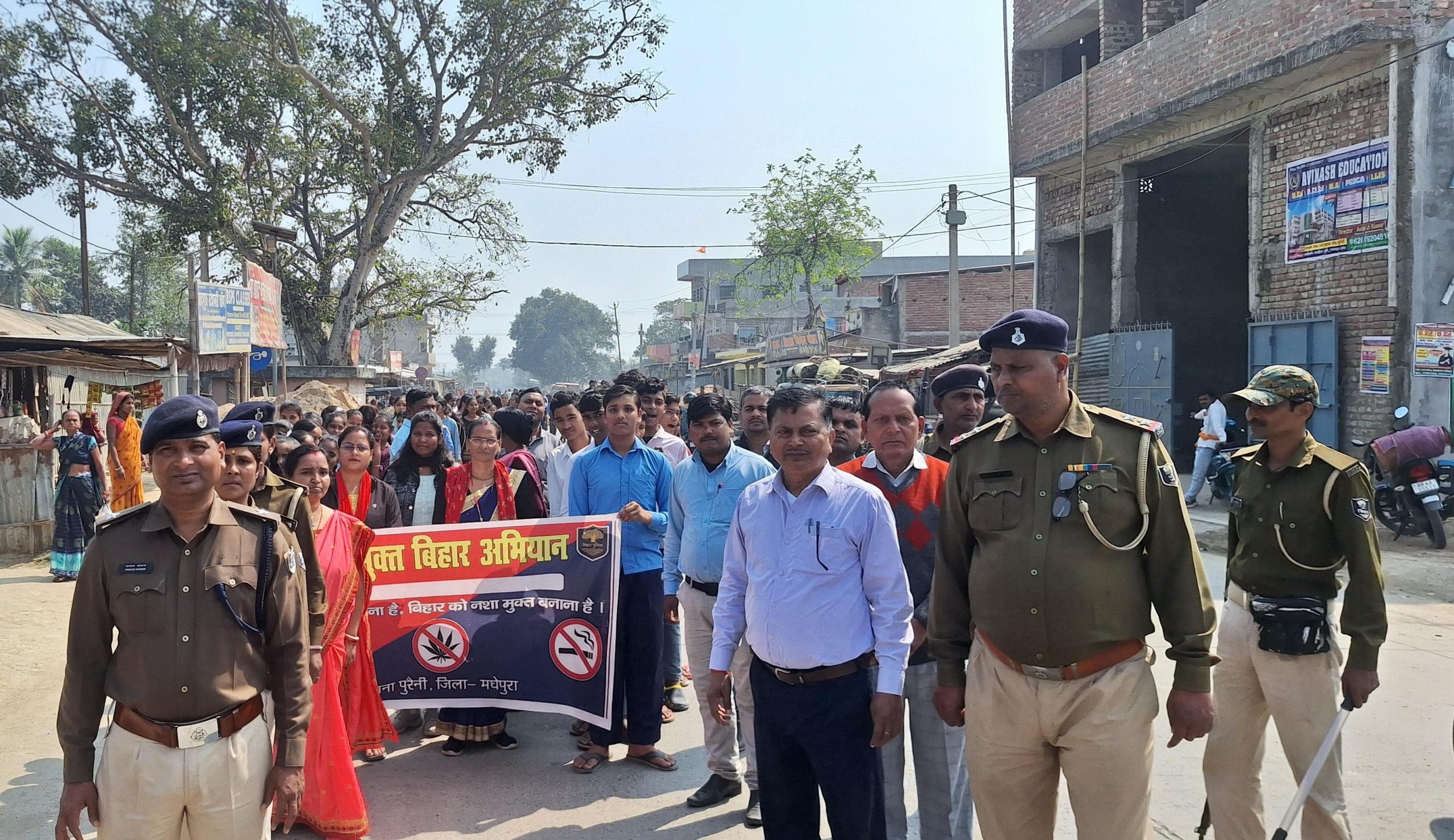 बच्चों ने नशा छोड़ो, देश जोड़ो नारे के साथ लोगों को किया जागरूक