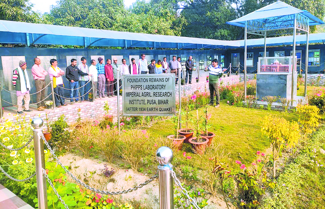पपीता व स्ट्राबेरी फलों की अत्याधुनिक खेती से रूबरू हुए किसान