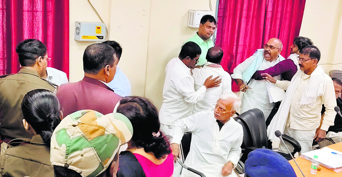 Jehanabad : नगर परिषद की बैठक में पार्षदों के दो गुट आपस में भिड़े