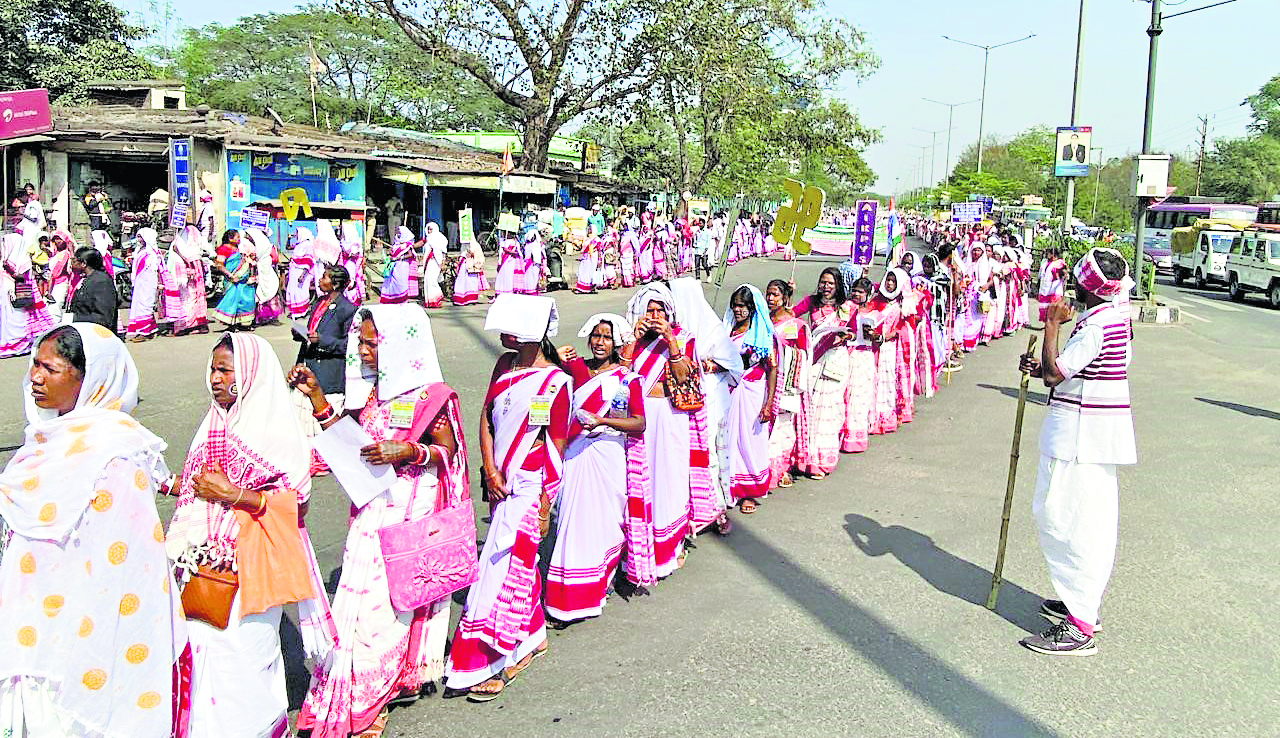 Rourkela News: अखिल भारतीय कुड़ुख पाड़हा युवक संघ ने कुड़ुख भाषा व बन्ना लिपि को संवैधानिक मान्यता देने की मांग पर सौंपा ज्ञापन