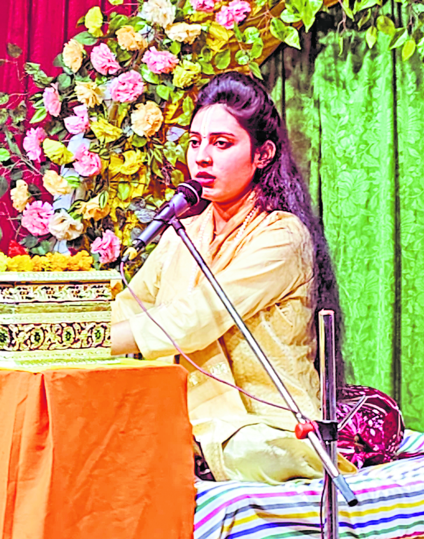 श्रद्धालुओं ने व्यासपीठ व राम चरितमानस की आरती उतारी
