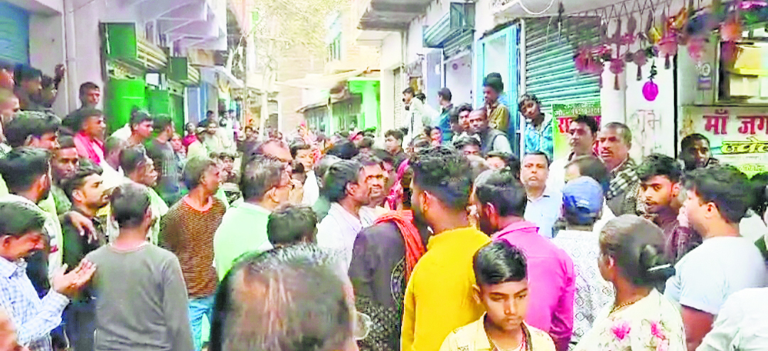 परवलपुर में दिनदहाड़े ज्वेलरी दुकान से 10 लाख की लूट