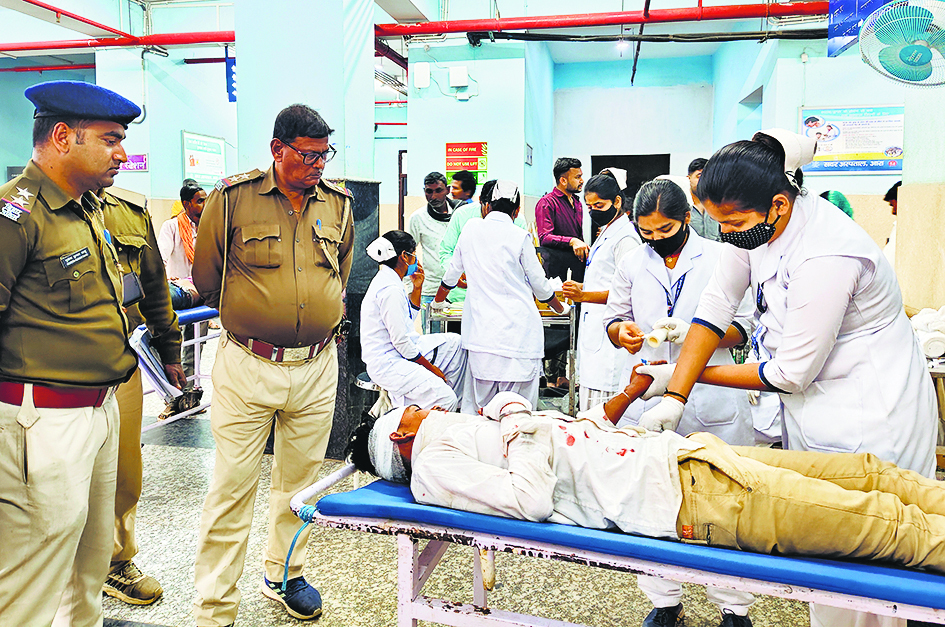 बेलगाम ट्रक ने बाइक सवार दो लोगों को मारी टक्कर, एक की मौत