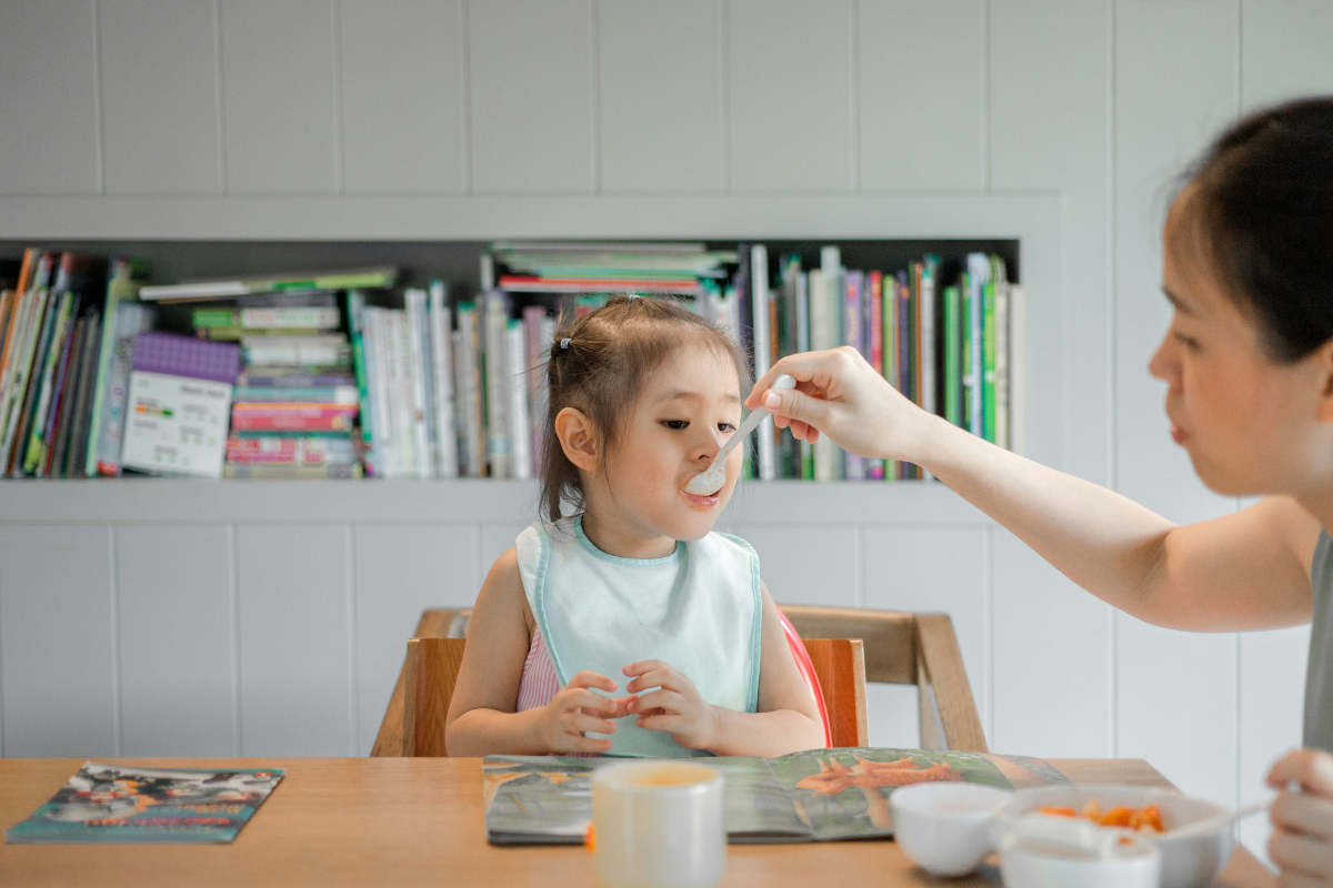 Parenting Tips: अनहेल्दी डायट की वजह से बार-बार बिगड़ रही बच्चे की तबियत? इस तरह डालें हेल्दी खाने की आदत