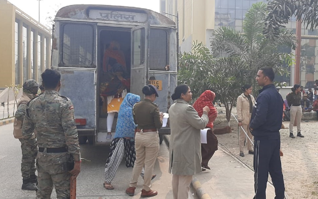 बिहार के रेडलाइट एरिया से 26 महिला समेत 32 लोग गिरफ्तार, देह-व्यापार के दलदल से बाहर निकाली गयी 11 युवती