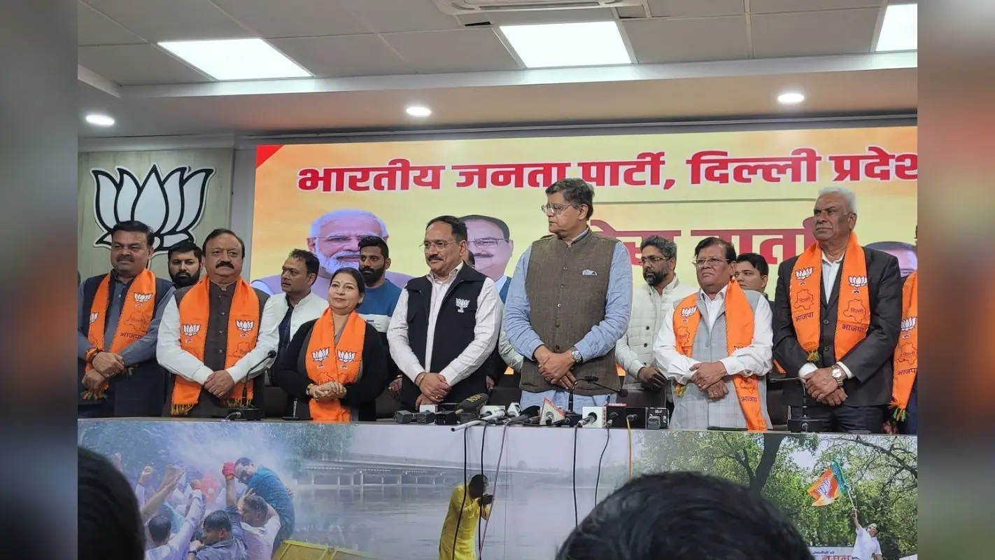 Delhi Election 2025: दिल्ली चुनाव से पहले अरविंद केजरीवाल को तगड़ा झटका, AAP के 8 विधायक BJP में शामिल