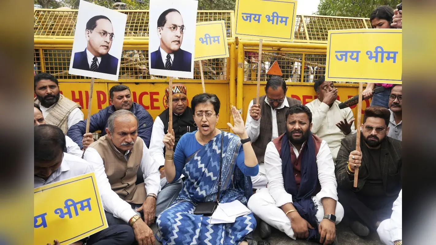 Delhi Assembly Session: विधानसभा के बाहर 7 घंटे तक AAP विधायकों का प्रदर्शन, बीजेपी पर तानाशाही का आरोप