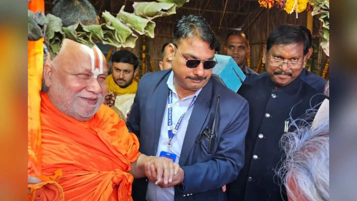 आम श्रद्धालु की तरह प्रयागराज स्टेशन के प्लेटफॉर्म पर दिखे झारखंड के पूर्व मुख्यमंत्री अर्जुन मुंडा, देखें Video