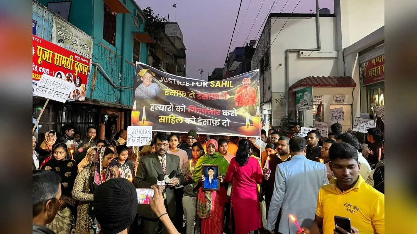 बगहा में एक महीने पहले हुई 9 साल के बच्चे की मौत का रहस्य गहराया, न्याय के लिए परिवार ने निकाला कैंडल मार्च